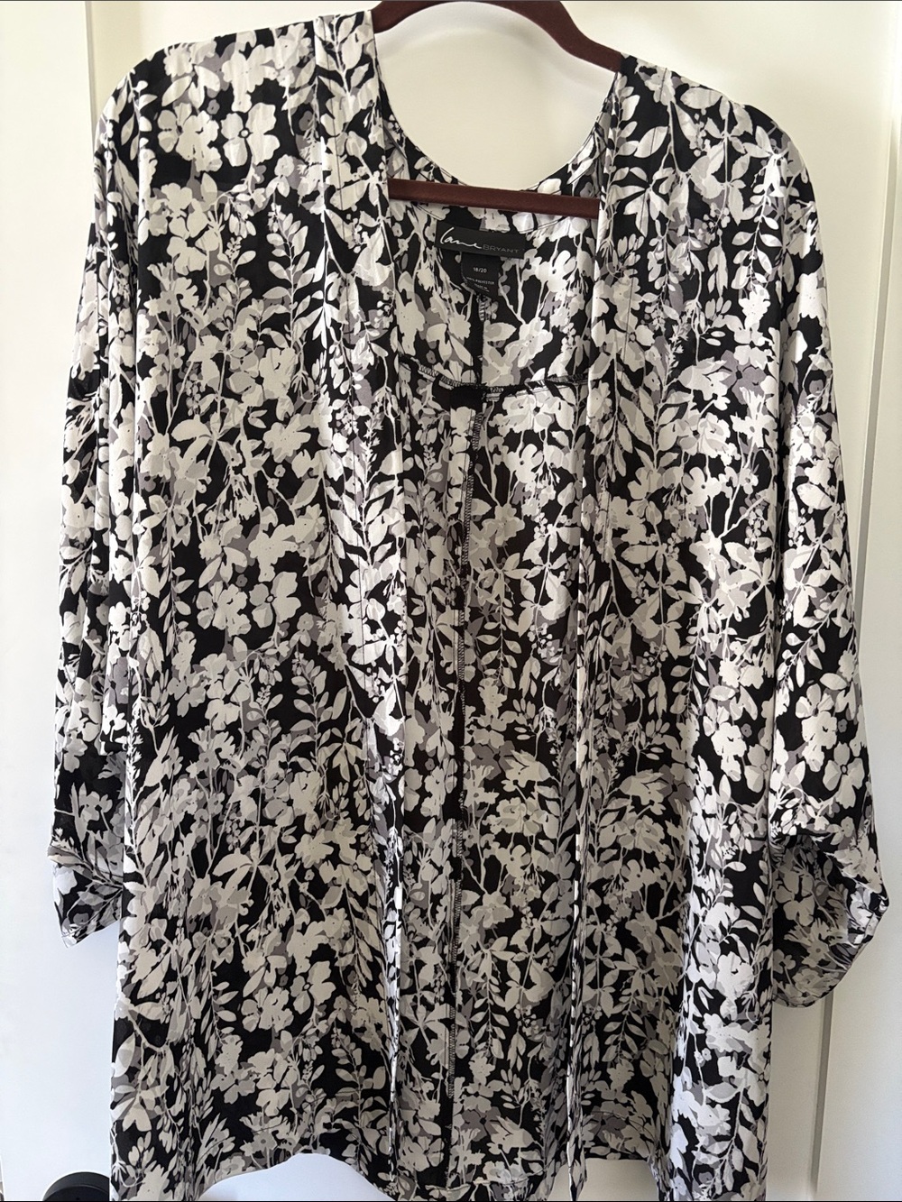 Lane Bryant Black and White Floral Kimono open front & sheer . 18/20 W.